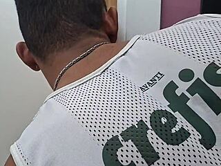 أخت الزوجة المراهقة الساخنة تستحم عارية وتحصل على أورغازمة من زب عملاق في الدش