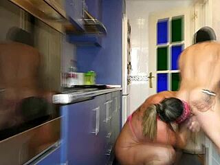 किचन में सरप्राइज फक, मस्कुलर मिल्फ से डीपथ्रोट रिमजॉब, बिग टिट्स और टैटू के साथ.