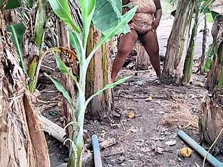 Milf EvangÃ©lica with big buceta starts mijando in public during her amateur homemade outdoor adventure.