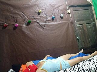 el fantasma folla a la pareja en cama estigmatizada por seres de otro mundo