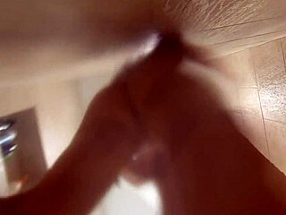 Ogromni kurac gospodina Patosa tuca uglygalz u brzom misionarskom jebanju