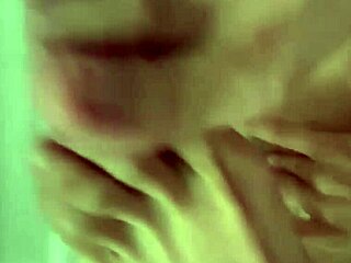 Smuk latina bruger dildo til solo-onani