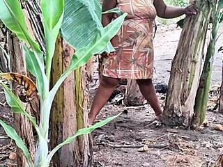 Milf EvangÃ©lica with big buceta starts mijando in public during her amateur homemade outdoor adventure.