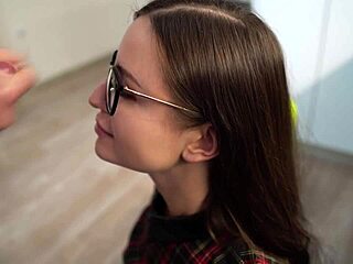 ¿Y si la vecina Julia Gold chupa polla grande apasionadamente?