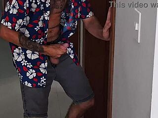 ¡Mira al suegro perseguir a la hijastra al baño!