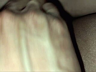 Robinja kućna pomoćnica pere sudove tiho dok gospodar ne pojebe njenu tesnu mokru pičku jako