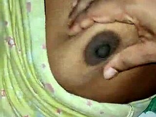 Deshi bhabi enjoys delivery boy fondling her big boobs