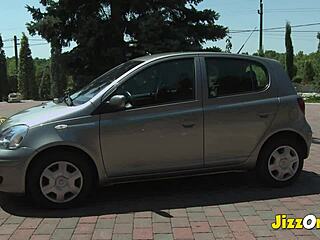 Sarışın esmer üçlüde anal facial alıyor