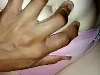 Sug țâțele mamei iubitei în timp ce o pălmuiesc la fundul blond. Îmi dau drumul în gura ei după anal.