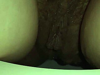 غريتا تفرك نفسها على المرحاض، لحظة منزلية