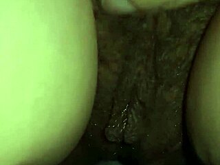 غريتا تفرك نفسها على المرحاض، لحظة منزلية