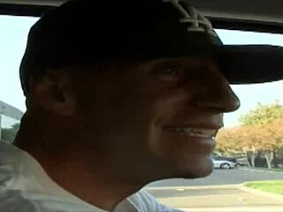 Bombshell blonde ambil batang keras dalam faraj dicukur ketat