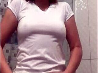 كسي الـ MILF يحب الاستمناء السري حتى النشوات والكس الرطب