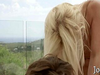 בלונדינית לטינית עיסוי ויברטור מוביל לסקווירט ענק