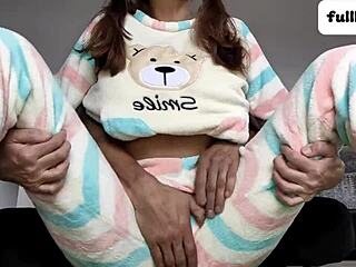 Ayah tiri, jangan sentuh pepek ketat dan tetek kecil 18+ aku sekarang