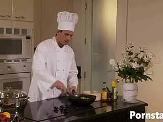 هالي بايج الجائعة تُنيك بقوة في المطبخ مع شفط ولعق ووضعية الكلب هاردكور