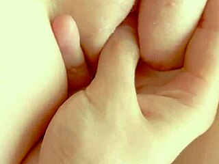 Заварен брат пипа сладката ми путка докато свърша