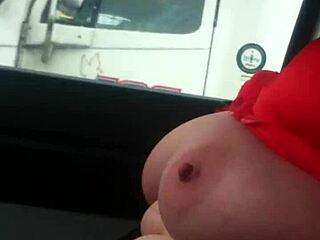 Aussiefox Teasing Truckers with Bold Flashes