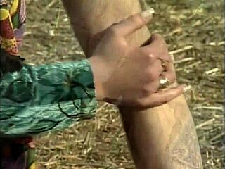 Циганске краљице савијене за напољу јашење каубојски и јебање у дупе у класичном ретро