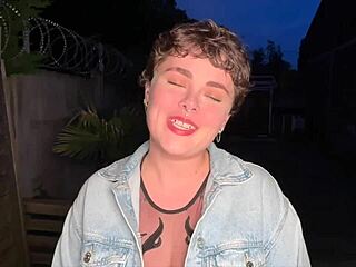 Betty belle gourmande se goinfre de bites