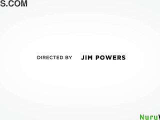 Seksi Göğüslü Esmer Masöz Danae Mari Nuru Masajı Sırasında Victor Ray'e Islak El İşi Yapıyor