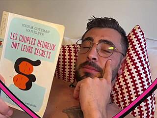 Sally und Jade geile MILFs lutschen Schwanz im Dreier-Lingerie