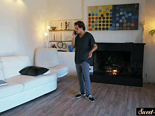 Hijastra tatuada monta la polla dura de su padrastro en vaquera