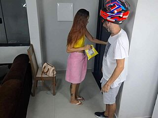 Novinha pelada recebe motoboy do ifood