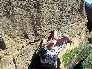 Afrikansk kvinde slapper af på nudiststrand