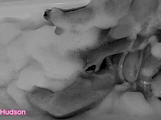 kity hudson plays with her toy in the bath 😍