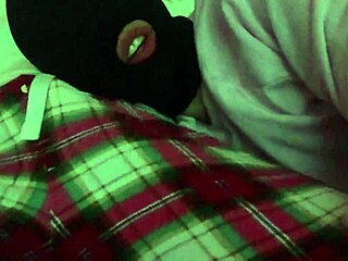 Married wife hides face giving sloppy blowjob to conceal affair