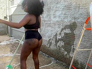 fui pedir a escada a vizinha mas ela me deu foi a buceta no pelo e pediu leitinho na cara