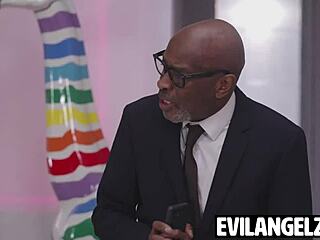 Nevlastní táta mě přistihl a šukal mě v prdel