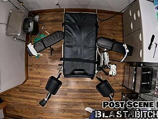 Aria Nicole spreizt in Latex-Krankenschwester-Outfit für Missionars-Creampie