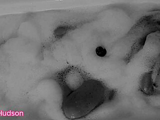 kity hudson plays with her toy in the bath 😍