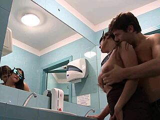 Deze inhalige Europese milf heeft grote tieten en dikke kont