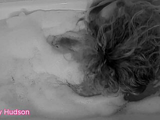 kity hudson plays with her toy in the bath 😍