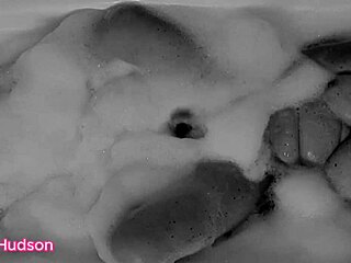 kity hudson plays with her toy in the bath 😍