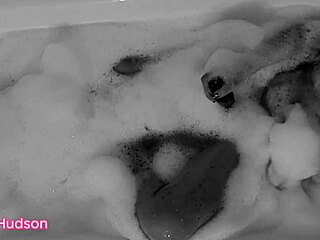 kity hudson plays with her toy in the bath 😍