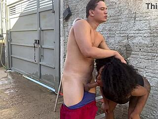 fui pedir a escada a vizinha mas ela me deu foi a buceta no pelo e pediu leitinho na cara