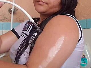 She Loves Seeing My Wet Arm