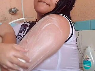 She Loves Seeing My Wet Arm