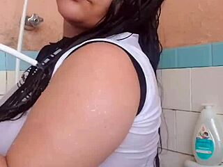 She Loves Seeing My Wet Arm