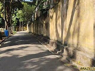 ¡Rubia joven cabalga vaquera y perrito con tío en sexo público al aire libre!