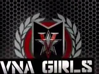 Charlee Chase jebe vodovodarja in dobi facial v kuhinji!