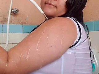 She Loves Seeing My Wet Arm