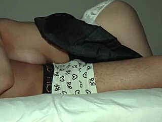 Azjatycka laska z wielkimi cyckami na łóżku, piękne naturalne ogromne