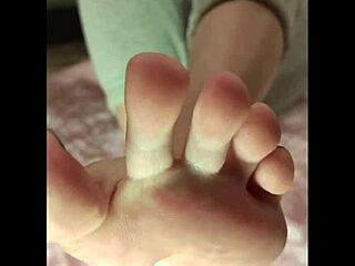 Amateur Feet Worship Session with Barefoot Toes on Display