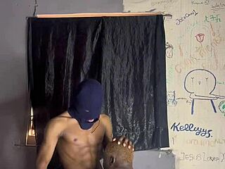 חובבנית שחורה מוצצת זין שחור גדול לפני אורגזמה אנאלית