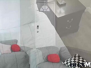 Stiefmoeder neukt stiefdochters vriendje anaal en slikt cum